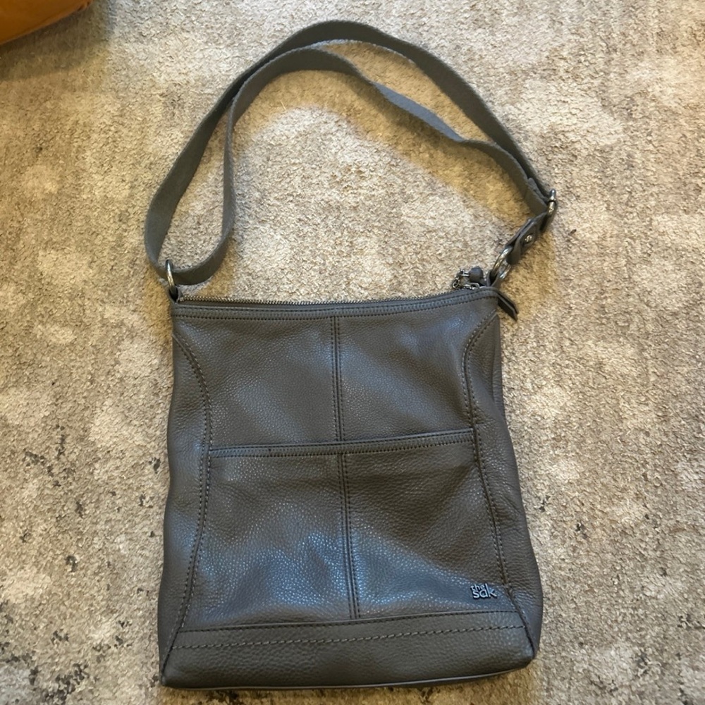 The Sak Iris Crossbody in Leather- Mushroom